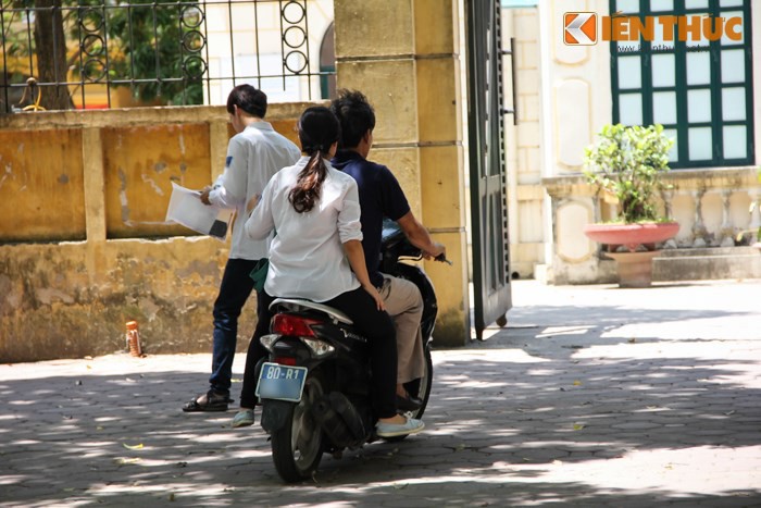 Đầu giờ chiều nay (2/6), sau giờ thi Văn buổi sáng, các thí sinh trở lại trường thi để làm bài môn Vật Lý - môn thi tự chọn trong kỳ thi tốt nghiệp THPT 2014. Theo ghi nhận của PV  Kiến Thức tại khu vực gần trường THPT Phan Đình Phùng (Hà Nội), nhiều thí sinh đến trường bằng xe máy nhưng lại không đội mũ bảo hiểm.